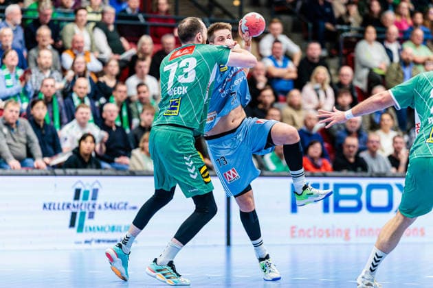 v.l. Alexander Weck (GWD Minden, 73), Viggo Kristjansson (HC Erlangen, 73) GER, GWD Minden vs. HC Erlangen, Handball, 1. Bundesliga, 16. Spieltag, Spielzeit 2025 2026, 10.12.2025 GER, GWD Minden vs. HC Erlangen, Handball, 1. Bundesliga, 16. Spieltag, Spielzeit 2025 2026, 10.12.2025 Luebbecke Copyright: xEibner-Pressefoto JanxRollingerx EP_JSK