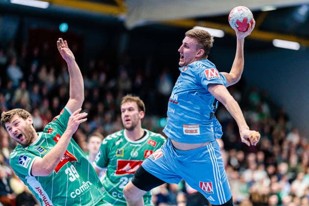 v.l. Malte Donker (GWD Minden, 39), Sander Andreassen Overjordet (HC Erlangen, 08) GER, GWD Minden vs. HC Erlangen, Handball, 1. Bundesliga, 16. Spieltag, Spielzeit 2025 2026, 10.12.2025 GER, GWD Minden vs. HC Erlangen, Handball, 1. Bundesliga, 16. Spieltag, Spielzeit 2025 2026, 10.12.2025 Luebbecke Copyright: xEibner-Pressefoto JanxRollingerx EP_JSK