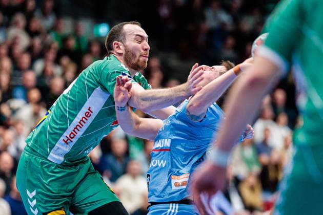 v.l. Alexander Weck (GWD Minden, 73), Viggo Kristjansson (HC Erlangen, 73) GER, GWD Minden vs. HC Erlangen, Handball, 1. Bundesliga, 16. Spieltag, Spielzeit 2025 2026, 10.12.2025 GER, GWD Minden vs. HC Erlangen, Handball, 1. Bundesliga, 16. Spieltag, Spielzeit 2025 2026, 10.12.2025 Luebbecke Copyright: xEibner-Pressefoto JanxRollingerx EP_JSK