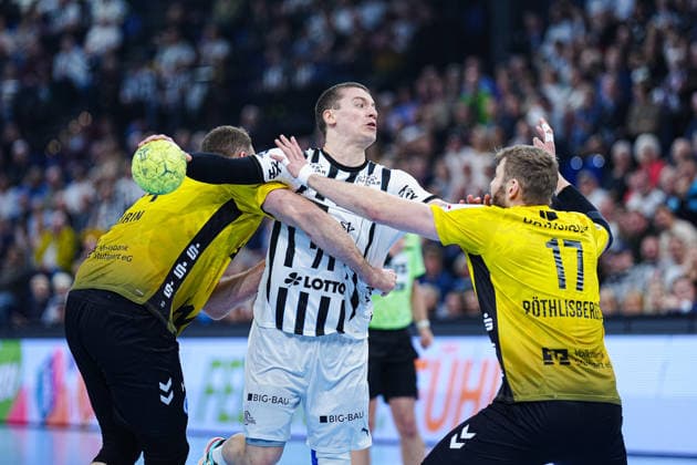 Lenny Rubin (TVB Stuttgart, 44), Elias Ellefsen a Skipagotu (THW Kiel, 71), Samuel Roethlisberger (TVB Stuttgart, 17) GER, THW Kiel vs. TVB Stuttgart, Handball, 1. Bundesliga, Spieltag 16, Saison 2025 2026, 10.12.2025 GER, THW Kiel vs. TVB Stuttgart, Handball, 1. Bundesliga, Spieltag 16, Saison 2025 2026, 10.12.2025 Kiel Copyright: xEibner-Pressefoto MarcelxvonxFehrnx EP_MFN