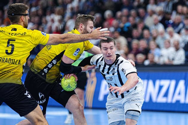 Samuel Roethlisberger (TVB Stuttgart, 17), Elias Ellefsen a Skipagotu (THW Kiel, 71) GER, THW Kiel vs. TVB Stuttgart, Handball, 1. Bundesliga, Spieltag 16, Saison 2025 2026, 10.12.2025 GER, THW Kiel vs. TVB Stuttgart, Handball, 1. Bundesliga, Spieltag 16, Saison 2025 2026, 10.12.2025 Kiel Copyright: xEibner-Pressefoto MarcelxvonxFehrnx EP_MFN