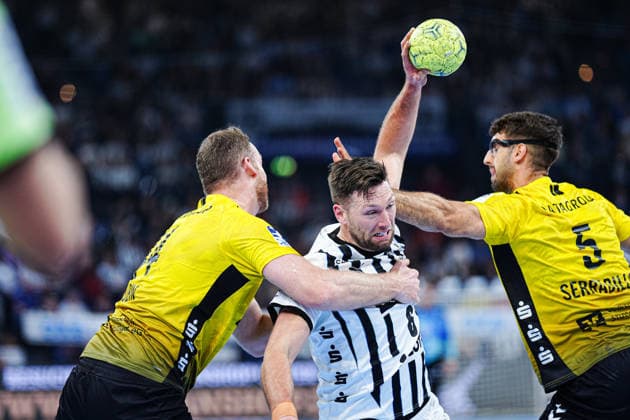 Lenny Rubin (TVB Stuttgart, 44), Harald Reinkind (THW Kiel, 06) GER, THW Kiel vs. TVB Stuttgart, Handball, 1. Bundesliga, Spieltag 16, Saison 2025 2026, 10.12.2025 GER, THW Kiel vs. TVB Stuttgart, Handball, 1. Bundesliga, Spieltag 16, Saison 2025 2026, 10.12.2025 Kiel Copyright: xEibner-Pressefoto MarcelxvonxFehrnx EP_MFN
