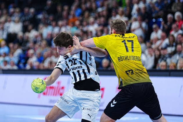 Rasmus Ankermann (THW Kiel, 22), Samuel Roethlisberger (TVB Stuttgart, 17) GER, THW Kiel vs. TVB Stuttgart, Handball, 1. Bundesliga, Spieltag 16, Saison 2025 2026, 10.12.2025 GER, THW Kiel vs. TVB Stuttgart, Handball, 1. Bundesliga, Spieltag 16, Saison 2025 2026, 10.12.2025 Kiel Copyright: xEibner-Pressefoto MarcelxvonxFehrnx EP_MFN