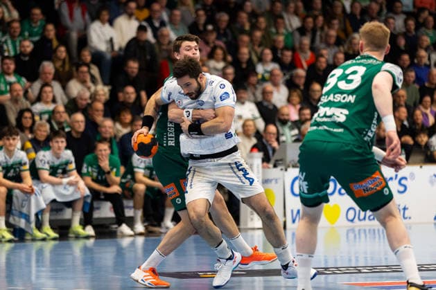 Oskar SUNNEFELDT (FRISCH AUF! Goeppingen, 27), Tim SUTON (TBV Lemgo Lippe, 23) GER, FRISCH AUF! Goeppingen vs. TBV Lemgo, Handball, Bundesliga, 16. Spieltag, Spielzeit 2025 2026, 10.12.2025, GER, FRISCH AUF! Goeppingen vs. TBV Lemgo, Handball, Bundesliga, 16. Spieltag, Spielzeit 2025 2026, 10.12.2025, Goeppingen Copyright: xEibnerxPressefoto OliverxSchmidtx EP_OST