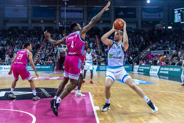 Der ehemalige Bonner Till Pape (Frankfurt Skyliners, 19) vs Jeff Garrett Jr. (Telekom Baskets Bonn, 04), Joel Sadu Aminu (Telekom Baskets Bonn, 21) Telekom Baskets Bonn vs. Frankfurt Skyliners, Basketball, easy Credit BBL, 11. Spieltag, 2025 2026, 10.12.2025 Telekom Baskets Bonn vs. Frankfurt Skyliners, Basketball, easy Credit BBL, 11. Spieltag, 2025 2026, 10.12.2025 Bonn Copyright: xEibner-Pressefoto GerhardxWingenderx EP_GWR