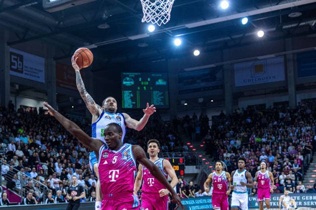 William Christmas (Frankfurt Skyliners, 08) am Korb vs Tylan Birts (Telekom Baskets Bonn, 05), Telekom Baskets Bonn vs. Frankfurt Skyliners, Basketball, easy Credit BBL, 11. Spieltag, 2025 2026, 10.12.2025 Telekom Baskets Bonn vs. Frankfurt Skyliners, Basketball, easy Credit BBL, 11. Spieltag, 2025 2026, 10.12.2025 Bonn Copyright: xEibner-Pressefoto GerhardxWingenderx EP_GWR