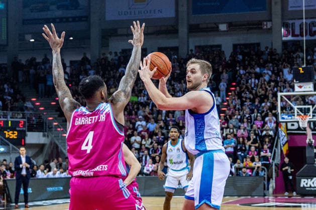 Der ehemalige Bonner Till Pape (Frankfurt Skyliners, 19) vs Jeff Garrett Jr. (Telekom Baskets Bonn, 04) Telekom Baskets Bonn vs. Frankfurt Skyliners, Basketball, easy Credit BBL, 11. Spieltag, 2025 2026, 10.12.2025 Telekom Baskets Bonn vs. Frankfurt Skyliners, Basketball, easy Credit BBL, 11. Spieltag, 2025 2026, 10.12.2025 Bonn Copyright: xEibner-Pressefoto GerhardxWingenderx EP_GWR