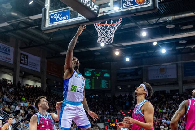 William Christmas (Frankfurt Skyliners, 08) tippt den Ball in den Korb, Grayson Murphy (Telekom Baskets Bonn, 07) und Michael Kessens (Telekom Baskets Bonn, 06) schauen zu Telekom Baskets Bonn vs. Frankfurt Skyliners, Basketball, easy Credit BBL, 11. Spieltag, 2025 2026, 10.12.2025 Telekom Baskets Bonn vs. Frankfurt Skyliners, Basketball, easy Credit BBL, 11. Spieltag, 2025 2026, 10.12.2025 Bonn Copyright: xEibner-Pressefoto GerhardxWingenderx EP_GWR