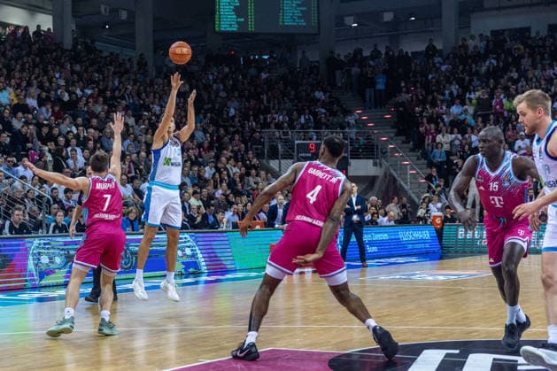Ryan Hawkins (Frankfurt Skyliners, 33) beim Versuch eines Dreiers, Grayson Murphy (Telekom Baskets Bonn, 07), Jeff Garrett Jr. (Telekom Baskets Bonn, 04), Till Pape (Frankfurt Skyliners, 19), Kur Jongkuch (Telekom Baskets Bonn, 15) Telekom Baskets Bonn vs. Frankfurt Skyliners, Basketball, easy Credit BBL, 11. Spieltag, 2025 2026, 10.12.2025 Telekom Baskets Bonn vs. Frankfurt Skyliners, Basketball, easy Credit BBL, 11. Spieltag, 2025 2026, 10.12.2025 Bonn Copyright: xEibner-Pressefoto GerhardxWingenderx EP_GWR