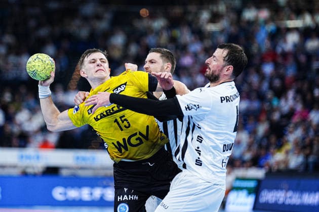 Simone Mengon (TVB Stuttgart, 15), Hendrik Pekeler (THW Kiel, 61), Domagoj Duvnjak (THW Kiel, 04) GER, THW Kiel vs. TVB Stuttgart, Handball, 1. Bundesliga, Spieltag 16, Saison 2025 2026, 10.12.2025 GER, THW Kiel vs. TVB Stuttgart, Handball, 1. Bundesliga, Spieltag 16, Saison 2025 2026, 10.12.2025 Kiel Copyright: xEibner-Pressefoto MarcelxvonxFehrnx EP_MFN