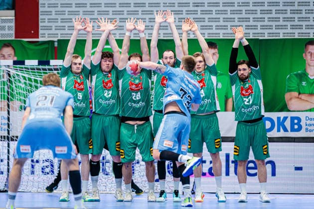 Viggo Kristjansson (HC Erlangen, 73) fuehrt den letzten Freiwurf gegen die Abweh von GWD Minden aus GER, GWD Minden vs. HC Erlangen, Handball, 1. Bundesliga, 16. Spieltag, Spielzeit 2025 2026, 10.12.2025 GER, GWD Minden vs. HC Erlangen, Handball, 1. Bundesliga, 16. Spieltag, Spielzeit 2025 2026, 10.12.2025 Luebbecke Copyright: xEibner-Pressefoto JanxRollingerx EP_JSK