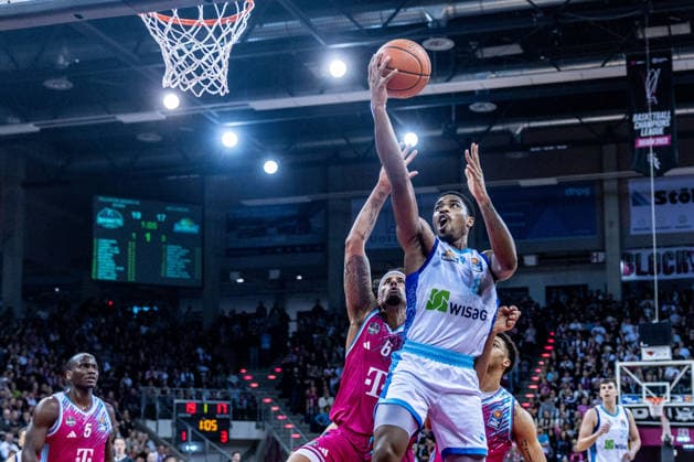 William Christmas (Frankfurt Skyliners, 08) vs Michael Kessens (Telekom Baskets Bonn, 06), Tylan Birts (Telekom Baskets Bonn, 05), schaut zu Telekom Baskets Bonn vs. Frankfurt Skyliners, Basketball, easy Credit BBL, 11. Spieltag, 2025 2026, 10.12.2025 Telekom Baskets Bonn vs. Frankfurt Skyliners, Basketball, easy Credit BBL, 11. Spieltag, 2025 2026, 10.12.2025 Bonn Copyright: xEibner-Pressefoto GerhardxWingenderx EP_GWR