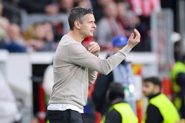 Co-Trainer Rogier Meijer (Bayer 04 Leverkusen) gestikuliert, UEFA Champions League 2025 26 League Phase MD6, Bayer 04 Leverkusen v Newcastle United FC, BayArena am 10. December 2025 in Leverkusen, Deutschland. (Foto von Marco Steinbrenner DeFodi Images) Co-Trainer Rogier Meijer (Bayer 04 Leverkusen) gestures, UEFA Champions League 2025 26 League Phase MD6, Bayer 04 Leverkusen v Newcastle United FC, BayArena, December 10, 2025 in Leverkusen, Germany. (Photo by Marco Steinbrenner DeFodi Images)