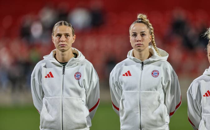ESP, Madrid, Atletico Madrid vs FC Bayern München, Women s Champions League, Fussball, UEFA, Spielzeit 2025 2026, Centro Deportivo Wanda Alcala de Henares, 5. Spieltag im Bild v.l.: Klara Bühl (Bayern München 17), Giulia Gwinn (Bayern München 7) vor dem Spiel in Madrid DFB DFL REGULATIONS PROHIBIT ANY USE OF PHOTOGRAPHS AS IMAGE SEQUENCES AND OR QUASI-VIDEO, 10.12.2025 Copyright: HMBxMedia HendrikxHamelau