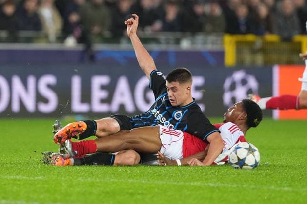 Nicolo Tresoldi of Club Brugge is tackled by Myles Lewis Skelly of Arsenal Club Brugge v Arsenal, UEFA Champions League, Group Stage, Football, Jan Breydel Stadium, Brugge, Belgium - 10 Dec 2025Brugge Jan Breydel Stadium Belgium EDITORIAL USE ONLY No use with unauthorised audio, video, data, fixture lists, club league logos or live services. Online in-match use limited to 120 images, no video emulation. No use in betting, games or single club league player publications. Copyright: xDavidxWinter Shutterstockx 16009951bf