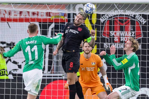 Harvey Barnes (Newcastle United), Robert Andrich (Bayer 04 Leverkusen) und Nick Woltemade (Newcastle United) kaempfen um den Ball, UEFA Champions League 2025 26 League Phase MD6, Bayer 04 Leverkusen v Newcastle United FC, BayArena am 10. December 2025 in Leverkusen, Deutschland. (Foto von Marco Steinbrenner DeFodi Images) Harvey Barnes (Newcastle United), Robert Andrich (Bayer 04 Leverkusen) und Nick Woltemade (Newcastle United) battle for the ball, UEFA Champions League 2025 26 League Phase MD6, Bayer 04 Leverkusen v Newcastle United FC, BayArena, December 10, 2025 in Leverkusen, Germany. (Photo by Marco Steinbrenner DeFodi Images)