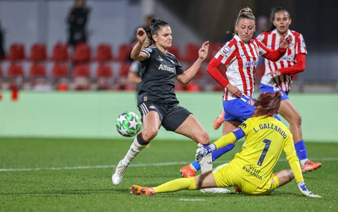 ESP, Madrid, Atletico Madrid vs FC Bayern München, Women s Champions League, Fussball, UEFA, Spielzeit 2025 2026, Centro Deportivo Wanda Alcala de Henares, 5. Spieltag im Bild v.l.: Jovana Damnjanović (Bayern München 9), Lola Gallardo (Atlà tico Madrid 1), Zweikampf DFB DFL REGULATIONS PROHIBIT ANY USE OF PHOTOGRAPHS AS IMAGE SEQUENCES AND OR QUASI-VIDEO, 10.12.2025 Copyright: HMBxMedia HendrikxHamelau