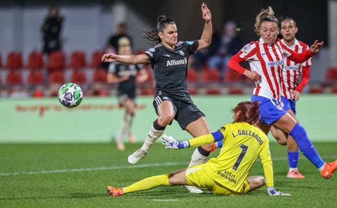 ESP, Madrid, Atletico Madrid vs FC Bayern München, Women s Champions League, Fussball, UEFA, Spielzeit 2025 2026, Centro Deportivo Wanda Alcala de Henares, 5. Spieltag im Bild v.l.: Jovana Damnjanović (Bayern München 9), Lola Gallardo (Atlà tico Madrid 1), Zweikampf DFB DFL REGULATIONS PROHIBIT ANY USE OF PHOTOGRAPHS AS IMAGE SEQUENCES AND OR QUASI-VIDEO, 10.12.2025 Copyright: HMBxMedia HendrikxHamelau