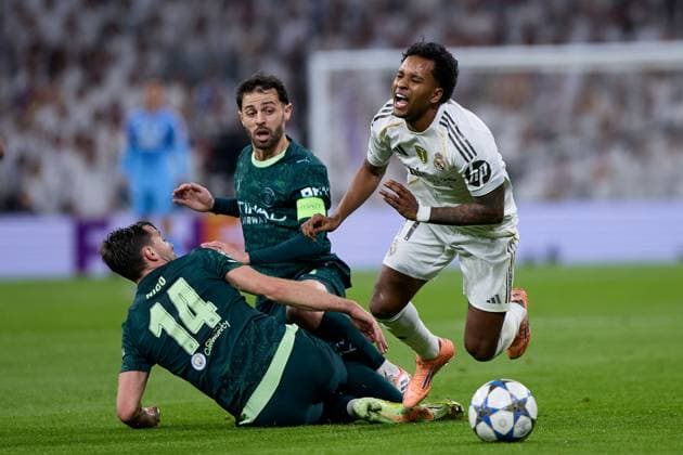 Rodrygo Goes of Real Madrid CF and Bernardo Silva of Manchester City FC Real Madrid v Manchester City, UEFA Champions League, Football, Estadio Santiago Bernabeu, Madrid, Spain - 10 Dec 2025Madrid Estadio Santiago Bernabu Spain EDITORIAL USE ONLY No use with unauthorised audio, video, data, fixture lists, club league logos or live services. Online in-match use limited to 120 images, no video emulation. No use in betting, games or single club league player publications. Copyright: xRubenxAlbarran Shutterstockx 16073023ao