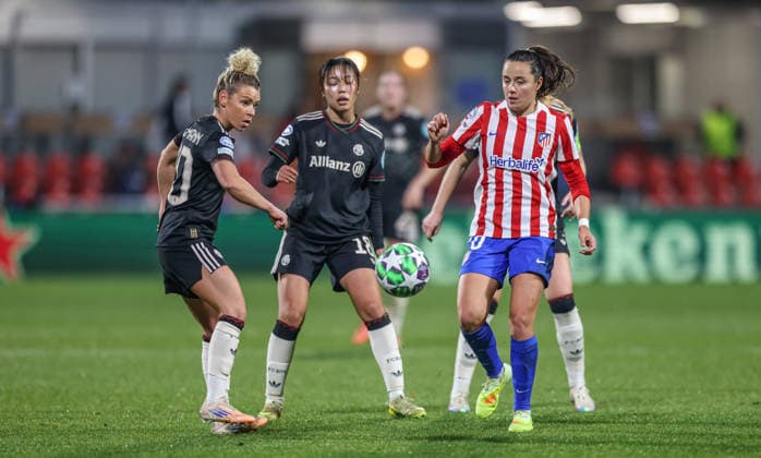 ESP, Madrid, Atletico Madrid vs FC Bayern München, Women s Champions League, Fussball, UEFA, Spielzeit 2025 2026, Centro Deportivo Wanda Alcala de Henares, 5. Spieltag im Bild v.l.: Linda Dallmann (Bayern München 10), Momoko Tanikawa (Bayern München 18), Amaiur Sarriegi (Atlà tico Madrid 20) DFB DFL REGULATIONS PROHIBIT ANY USE OF PHOTOGRAPHS AS IMAGE SEQUENCES AND OR QUASI-VIDEO, 10.12.2025 Copyright: HMBxMedia HendrikxHamelau