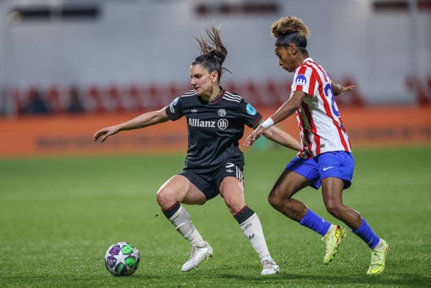 ESP, Madrid, Atletico Madrid vs FC Bayern München, Women s Champions League, Fussball, UEFA, Spielzeit 2025 2026, Centro Deportivo Wanda Alcala de Henares, 5. Spieltag im Bild v.l.: Jovana Damnjanović (Bayern München 9), Luany (Atlà tico Madrid 22), Zweikampf DFB DFL REGULATIONS PROHIBIT ANY USE OF PHOTOGRAPHS AS IMAGE SEQUENCES AND OR QUASI-VIDEO, 10.12.2025 Copyright: HMBxMedia HendrikxHamelau