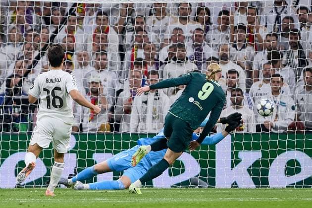 Thibaut Courtois of Real Madrid CF and Erling Haaland of Manchester City FC Real Madrid v Manchester City, UEFA Champions League, Football, Estadio Santiago Bernabeu, Madrid, Spain - 10 Dec 2025Madrid Estadio Santiago Bernabu Spain EDITORIAL USE ONLY No use with unauthorised audio, video, data, fixture lists, club league logos or live services. Online in-match use limited to 120 images, no video emulation. No use in betting, games or single club league player publications. Copyright: xRubenxAlbarran Shutterstockx 16073023bb