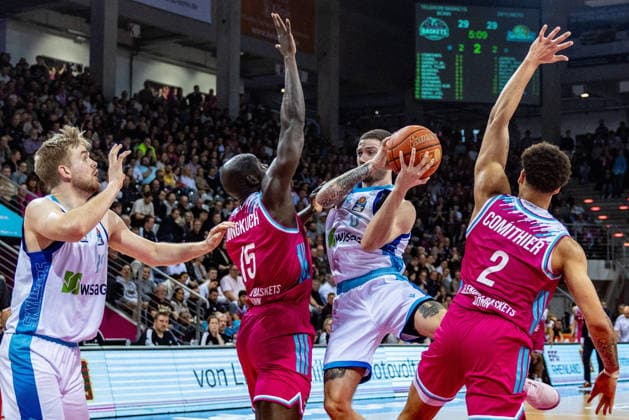 Logan Johnson (Frankfurt Skyliners, 00) versucht am Korb den Pass an Till Pape (Frankfurt Skyliners, 19) vs Alijah Comithier (Telekom Baskets Bonn, 02), Kur Jongkuch (Telekom Baskets Bonn, 15) Telekom Baskets Bonn vs. Frankfurt Skyliners, Basketball, easy Credit BBL, 11. Spieltag, 2025 2026, 10.12.2025 Telekom Baskets Bonn vs. Frankfurt Skyliners, Basketball, easy Credit BBL, 11. Spieltag, 2025 2026, 10.12.2025 Bonn Copyright: xEibner-Pressefoto GerhardxWingenx EP_GWR
