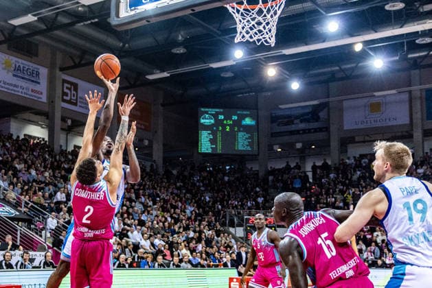 William Christmas (Frankfurt Skyliners, 08) vs Alijah Comithier (Telekom Baskets Bonn, 02), Till Pape (Frankfurt Skyliners, 19), Kur Jongkuch (Telekom Baskets Bonn, 15), Tylan Birts (Telekom Baskets Bonn, 05) Telekom Baskets Bonn vs. Frankfurt Skyliners, Basketball, easy Credit BBL, 11. Spieltag, 2025 2026, 10.12.2025 Telekom Baskets Bonn vs. Frankfurt Skyliners, Basketball, easy Credit BBL, 11. Spieltag, 2025 2026, 10.12.2025 Bonn Copyright: xEibner-Pressefoto GerhardxWingenx EP_GWR