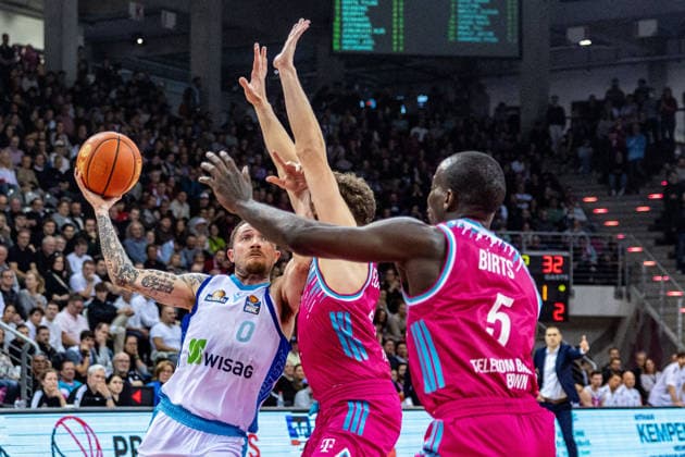 Logan Johnson (Frankfurt Skyliners, 00) vs Tylan Birts (Telekom Baskets Bonn, 05) Telekom Baskets Bonn vs. Frankfurt Skyliners, Basketball, easy Credit BBL, 11. Spieltag, 2025 2026, 10.12.2025 Telekom Baskets Bonn vs. Frankfurt Skyliners, Basketball, easy Credit BBL, 11. Spieltag, 2025 2026, 10.12.2025 Bonn Copyright: xEibner-Pressefoto GerhardxWingenx EP_GWR