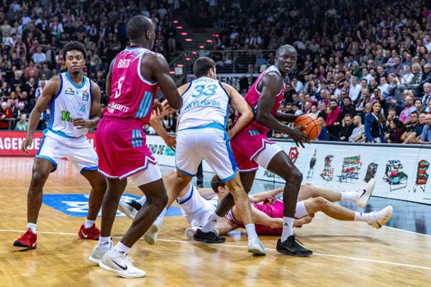 Kur Jongkuch (Telekom Baskets Bonn, 15) hat den Ueberblick, Nahiem Alleyne (Frankfurt Skyliners, 04), Tylan Birts (Telekom Baskets Bonn, 05), Ryan Hawkins (Frankfurt Skyliners, 33) Telekom Baskets Bonn vs. Frankfurt Skyliners, Basketball, easy Credit BBL, 11. Spieltag, 2025 2026, 10.12.2025 Telekom Baskets Bonn vs. Frankfurt Skyliners, Basketball, easy Credit BBL, 11. Spieltag, 2025 2026, 10.12.2025 Bonn Copyright: xEibner-Pressefoto GerhardxWingenx EP_GWR