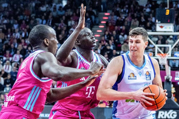 Jacob Knauf (Frankfurt Skyliners, 25) vs Kur Jongkuch (Telekom Baskets Bonn, 15), Tylan Birts (Telekom Baskets Bonn, 05) Telekom Baskets Bonn vs. Frankfurt Skyliners, Basketball, easy Credit BBL, 11. Spieltag, 2025 2026, 10.12.2025 Telekom Baskets Bonn vs. Frankfurt Skyliners, Basketball, easy Credit BBL, 11. Spieltag, 2025 2026, 10.12.2025 Bonn Copyright: xEibner-Pressefoto GerhardxWingenx EP_GWR