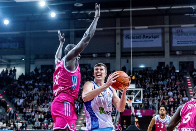 Jacob Knauf (Frankfurt Skyliners, 25) vs Kur Jongkuch (Telekom Baskets Bonn, 15) Telekom Baskets Bonn vs. Frankfurt Skyliners, Basketball, easy Credit BBL, 11. Spieltag, 2025 2026, 10.12.2025 Telekom Baskets Bonn vs. Frankfurt Skyliners, Basketball, easy Credit BBL, 11. Spieltag, 2025 2026, 10.12.2025 Bonn Copyright: xEibner-Pressefoto GerhardxWingenx EP_GWR