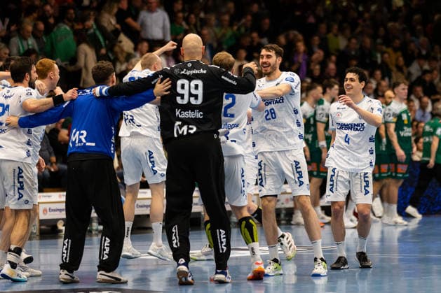 TBV Lemgo feiert nach dem Spiel, Jubel, Emotion, Freude, Begeisterung GER, FRISCH AUF! Goeppingen vs. TBV Lemgo, Handball, Bundesliga, 16. Spieltag, Spielzeit 2025 2026, 10.12.2025, GER, FRISCH AUF! Goeppingen vs. TBV Lemgo, Handball, Bundesliga, 16. Spieltag, Spielzeit 2025 2026, 10.12.2025, Goeppingen Copyright: xEibnerxPressefoto OliverxSchmidtx EP_OST