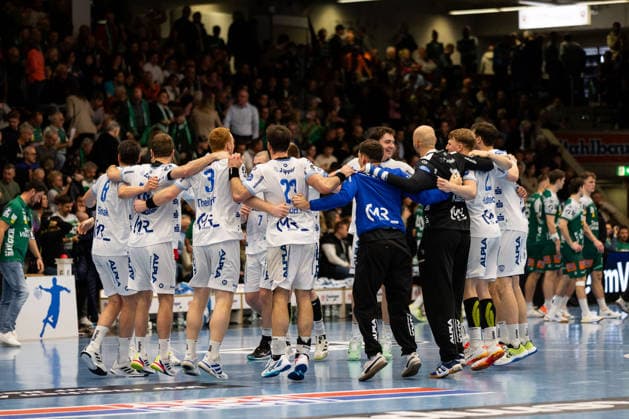 TBV Lemgo feiert nach dem Spiel, Jubel, Emotion, Freude, Begeisterung GER, FRISCH AUF! Goeppingen vs. TBV Lemgo, Handball, Bundesliga, 16. Spieltag, Spielzeit 2025 2026, 10.12.2025, GER, FRISCH AUF! Goeppingen vs. TBV Lemgo, Handball, Bundesliga, 16. Spieltag, Spielzeit 2025 2026, 10.12.2025, Goeppingen Copyright: xEibnerxPressefoto OliverxSchmidtx EP_OST