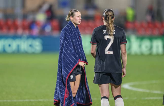 ESP, Madrid, Atletico Madrid vs FC Bayern München, Women s Champions League, Fussball, UEFA, Spielzeit 2025 2026, Centro Deportivo Wanda Alcala de Henares, 5. Spieltag im Bild: Enttäuschung und Frust bei FC Bayern München Frauen nach dem 2:2 nach Toren in Madrid gegen Atletico, Klara Bühl (Bayern München 17) DFB DFL REGULATIONS PROHIBIT ANY USE OF PHOTOGRAPHS AS IMAGE SEQUENCES AND OR QUASI-VIDEO, 10.12.2025 Copyright: HMBxMedia HendrikxHamelau