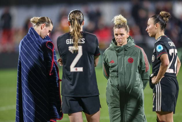 ESP, Madrid, Atletico Madrid vs FC Bayern München, Women s Champions League, Fussball, UEFA, Spielzeit 2025 2026, Centro Deportivo Wanda Alcala de Henares, 5. Spieltag im Bild: Enttäuschung und Frust bei FC Bayern München Frauen nach dem 2:2 nach Toren in Madrid gegen Atletico, Linda Dallmann (Bayern München 10) DFB DFL REGULATIONS PROHIBIT ANY USE OF PHOTOGRAPHS AS IMAGE SEQUENCES AND OR QUASI-VIDEO, 10.12.2025 Copyright: HMBxMedia HendrikxHamelau