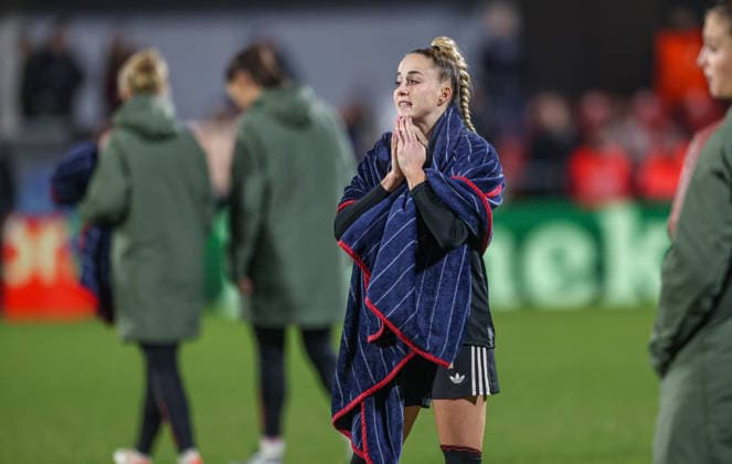 ESP, Madrid, Atletico Madrid vs FC Bayern München, Women s Champions League, Fussball, UEFA, Spielzeit 2025 2026, Centro Deportivo Wanda Alcala de Henares, 5. Spieltag im Bild: Enttäuschung und Frust bei FC Bayern München Frauen nach dem 2:2 nach Toren in Madrid gegen Atletico, Giulia Gwinn (Bayern München 7) DFB DFL REGULATIONS PROHIBIT ANY USE OF PHOTOGRAPHS AS IMAGE SEQUENCES AND OR QUASI-VIDEO, 10.12.2025 Copyright: HMBxMedia HendrikxHamelau