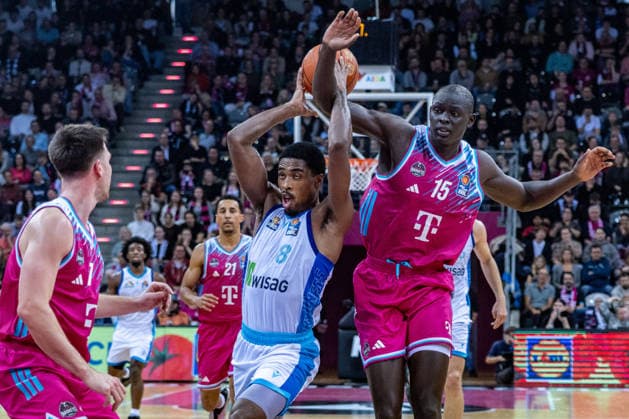 William Christmas (Frankfurt Skyliners, 08) verliert den Ball gegen Kur Jongkuch (Telekom Baskets Bonn, 15) Telekom Baskets Bonn vs. Frankfurt Skyliners, Basketball, easy Credit BBL, 11. Spieltag, 2025 2026, 10.12.2025 Telekom Baskets Bonn vs. Frankfurt Skyliners, Basketball, easy Credit BBL, 11. Spieltag, 2025 2026, 10.12.2025 Bonn Copyright: xEibner-Pressefoto GerhardxWingenderx EP_GWR