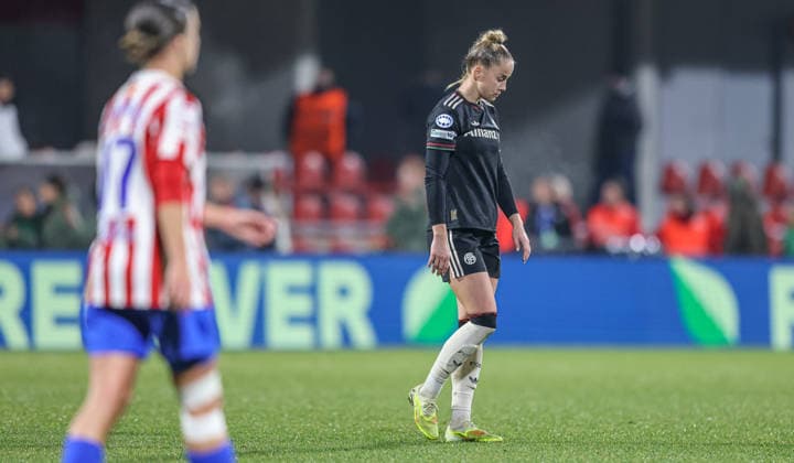 ESP, Madrid, Atletico Madrid vs FC Bayern München, Women s Champions League, Fussball, UEFA, Spielzeit 2025 2026, Centro Deportivo Wanda Alcala de Henares, 5. Spieltag im Bild: Enttäuschung und Frust beim FC Bayern München nach dem 2:2 gegen Atletico Madrid, Giulia Gwinn (Bayern München 7) DFB DFL REGULATIONS PROHIBIT ANY USE OF PHOTOGRAPHS AS IMAGE SEQUENCES AND OR QUASI-VIDEO, 10.12.2025 Copyright: HMBxMedia HendrikxHamelau