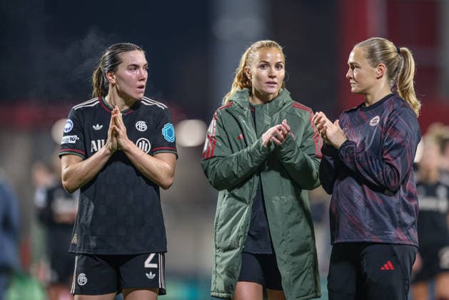 ESP, Madrid, Atletico Madrid vs FC Bayern München, Women s Champions League, Fussball, UEFA, Spielzeit 2025 2026, Centro Deportivo Wanda Alcala de Henares, 5. Spieltag im Bild: Enttäuschung und Frust beim FC Bayern München nach dem 2:2 gegen Atletico Madrid, Vanessa Gilles (Bayern München 2), Pernille Harder (Bayern München 21), Magdalena Eriksson (Bayern München 5) DFB DFL REGULATIONS PROHIBIT ANY USE OF PHOTOGRAPHS AS IMAGE SEQUENCES AND OR QUASI-VIDEO, 10.12.2025 Copyright: HMBxMedia HendrikxHamelau