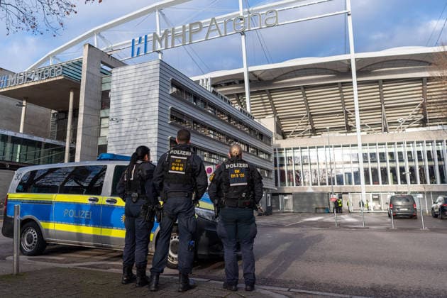 Sicherheit, Polizei, Polizeipraesenz vor dem Stadion MHP Arena, GER, VfB Stuttgart vs. Maccabi Tel Aviv, Fussball, UEFA Europa League, Herren, 6. Spieltag, Spielzeit 2025 2026, 11.12.2025, GER, VfB Stuttgart vs. Maccabi Tel Aviv, Fussball, UEFA Europa League, Herren, 6. Spieltag, Spielzeit 2025 2026, 11.12.2025 Stuttgart Copyright: xEibner-Pressefoto WolfgangxFrankx EP_WFK