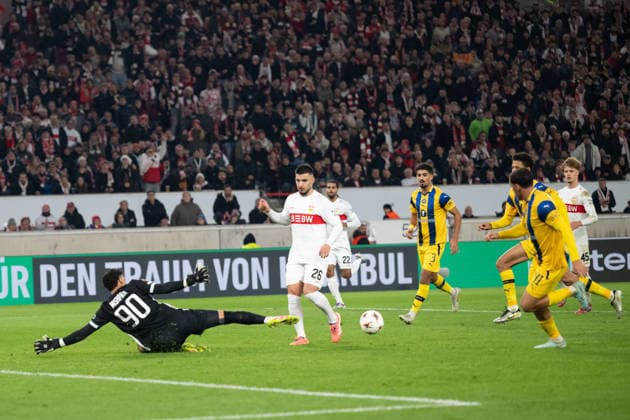 Tor zum 2:0 durch Tiago Tomas (VfB Stuttgart, 08) vorlage durch Deniz Undav (VfB Stuttgart 26), li. Roi Mishpati (Maccabi Tel Aviv, 90) GER, VfB Stuttgart vs. Maccabi Tel Aviv, Fussball, UEFA Europa League, Herren, 6. Spieltag, Spielzeit 2025 2026, 11.12.2025, GER, VfB Stuttgart vs. Maccabi Tel Aviv, Fussball, UEFA Europa League, Herren, 6. Spieltag, Spielzeit 2025 2026, 11.12.2025 Stuttgart Copyright: xEibner-Pressefoto WolfgangxFrankx EP_WFK