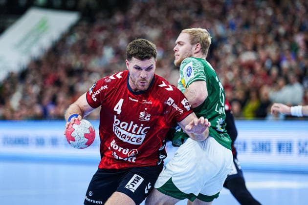 Johannes Golla (SG Flensburg-Handewitt, 04), Matthes Langhoff (Fuechse Berlin, 25) GER, SG Flensburg-Handewitt vs. Fuechse Berlin, Handball, Bundesliga, Spieltag 16, Saison 2026 2026, 11.12.2025 GER, SG Flensburg-Handewitt vs. Fuechse Berlin, Handball, Bundesliga, Spieltag 16, Saison 2026 2026, 11.12.2025 Flensburg Copyright: xEibner-Pressefoto MarcelxvonxFehrnx EP_MFN
