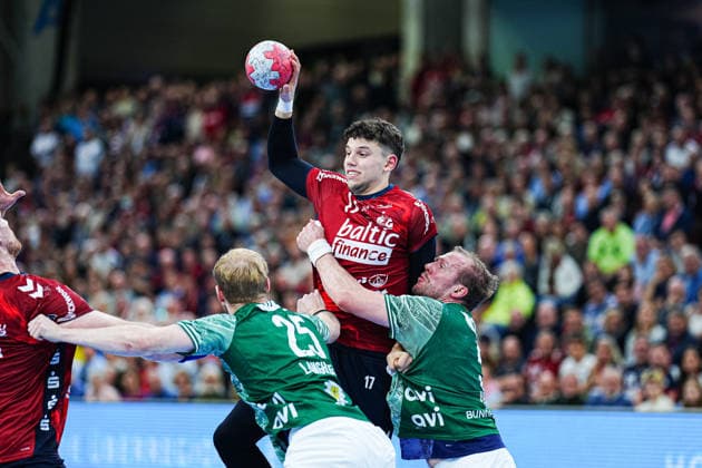 Matthes Langhoff (Fuechse Berlin, 25), Marco Grgic (SG Flensburg-Handewitt, 17), Max Darj (Fuechse Berlin, 05) GER, SG Flensburg-Handewitt vs. Fuechse Berlin, Handball, Bundesliga, Spieltag 16, Saison 2026 2026, 11.12.2025 GER, SG Flensburg-Handewitt vs. Fuechse Berlin, Handball, Bundesliga, Spieltag 16, Saison 2026 2026, 11.12.2025 Flensburg Copyright: xEibner-Pressefoto MarcelxvonxFehrnx EP_MFN
