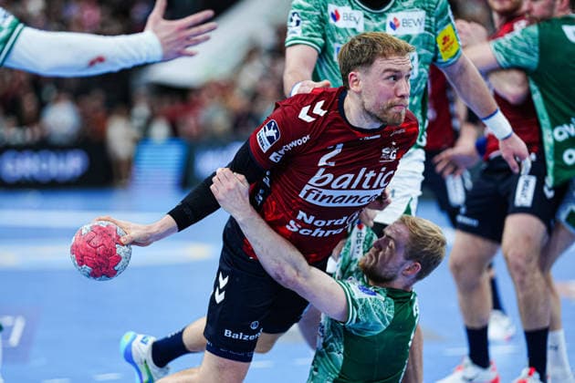 Simon Pytlick (SG Flensburg-Handewitt, 02), Matthes Langhoff (Fuechse Berlin, 25) GER, SG Flensburg-Handewitt vs. Fuechse Berlin, Handball, Bundesliga, Spieltag 16, Saison 2026 2026, 11.12.2025 GER, SG Flensburg-Handewitt vs. Fuechse Berlin, Handball, Bundesliga, Spieltag 16, Saison 2026 2026, 11.12.2025 Flensburg Copyright: xEibner-Pressefoto MarcelxvonxFehrnx EP_MFN