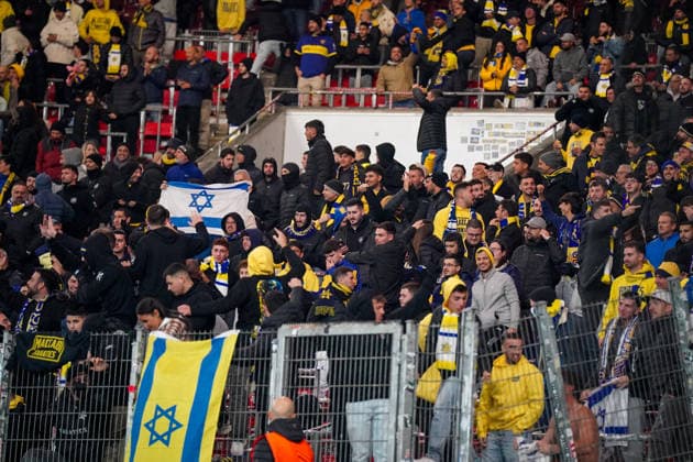 Fussball UEFA Europa League 2025 26, 6. Spieltag VfB Stuttgart vs Maccabi Tel Aviv FC Arena Stuttgart (Deutschland): Stuttgart, Deutschland, Europa, Maccabi-Gästeblock, Israel-Flaggen, gelb-blaue Fanwand, Auswärtsmob, Fangesänge, Stadionatmosphäre, Sicherheit, UEFA Europa League, internationale Begegnung, Symbolfoto lebendiger Auswärtsunterstützung. Copyright: xJOERANxSTEINSIEKx