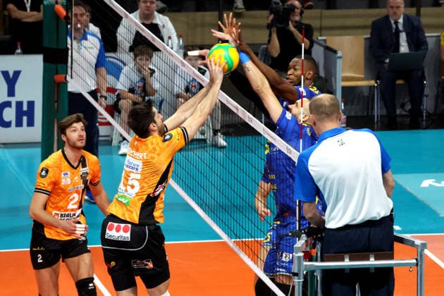 DEU, Championsleague, BR Volleys vs. Las Palmas, 11.12.2025, Max-Schmeling-Halle, Berlin, DEU, Championsleague, BR Volleys vs. Las Palmas, im Bild Moritz Reichert (BR Volleys 15), Matthew Knigge (BR Volleys 2), Portuondo(LAS PALMAS 5), Mendes Spencer (LAS PALMAS 4)