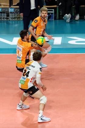 DEU, Championsleague, BR Volleys vs. Las Palmas, 11.12.2025, Max-Schmeling-Halle, Berlin, DEU, Championsleague, BR Volleys vs. Las Palmas, im Bild Ballannahme von Moritz Reichert (BR Volleys 15), Ruben Schott (BR Volleys 13), Kyle Dagostino (BR Volleys 24)