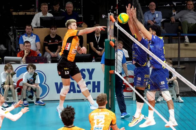 DEU, Championsleague, BR Volleys vs. Las Palmas, 11.12.2025, Max-Schmeling-Halle, Berlin, DEU, Championsleague, BR Volleys vs. Las Palmas, im Bild Ruben Schott (BR Volleys 13), Martin Ramos (LAS PALMAS 18), SANCHEZ CARRERES Javier (LAS PALMAS 7)