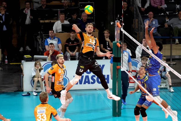 DEU, Championsleague, BR Volleys vs. Las Palmas, 11.12.2025, Max-Schmeling-Halle, Berlin, DEU, Championsleague, BR Volleys vs. Las Palmas, im Bild 15 , Martin Ramos (LAS PALMAS 18), SANCHEZ CARRERES Javier (LAS PALMAS 7)